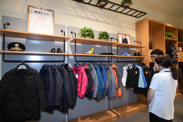 然潮风尚惊艳服博会-行业聚焦-服装-中国纺织报