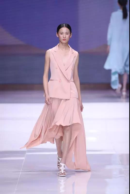 柯桥面料×王培沂擦出怎样的火花?2019春夏女装面料流行趋势发布预见时尚未来