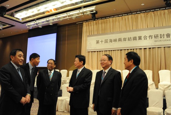 会会长王天凯(左一,副会长兼秘书长高勇(右二,副会长张延恺(左二)