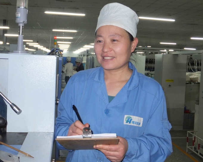 李丽正在检查并条的质量情况_conew1.jpg
