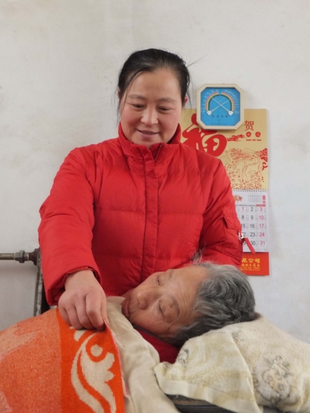 李丽十三年如一日的照顾瘫痪在床的婆婆_conew1.jpg