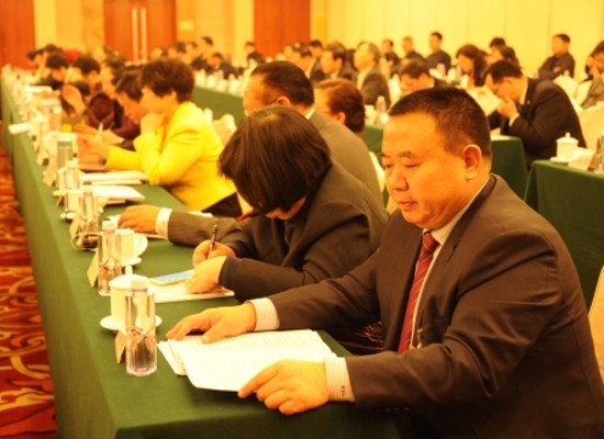 图说两会 全国人大代表,山东临清三和纺织有限公司董事长宛秋生(右一)