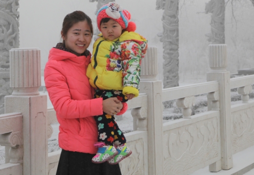 德棉-李敏与女儿在雪景里留影1_conew1.jpg