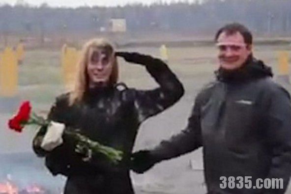 俄罗斯女兵穿防爆衣走进雷区爆炸的火焰竟没事 第2张图片