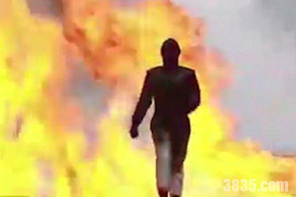 俄罗斯女兵穿防爆衣走进雷区爆炸的火焰竟没事 第1张图片