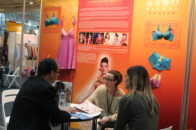 8-深圳内衣区域品牌亮相澳大利亚纺织服装展集中展示.JPG