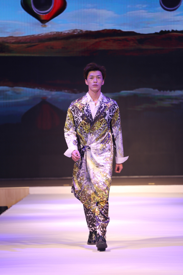 影视新星 冠军模特 李岑奕.jpg