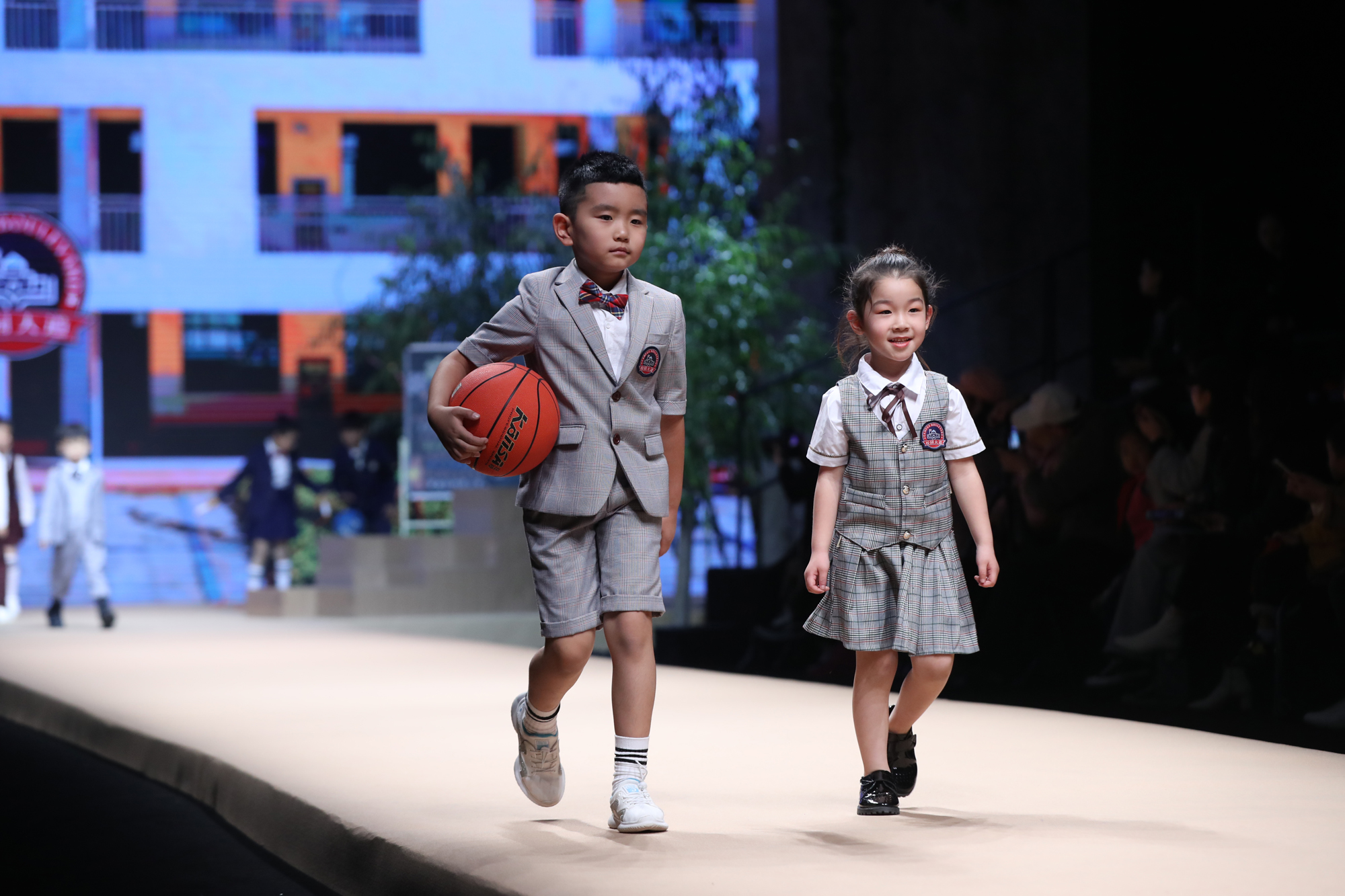 美智中国健康校服2020校服流行趋势发布会亮相中国国际时装周