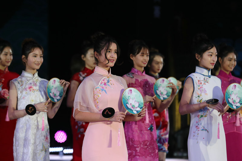 中式礼服走秀环节