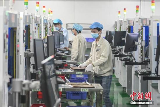2月20日,位于广州南沙区的安捷利(番禺)电子实业有限公司内,复工人员戴着口罩在生产车间有序工作。<a target='_blank' href='http://www.chinanews.com/'>中新社</a>记者 陈骥旻 摄 2月20日,位于广州南沙区的安捷利(番禺)电子实业有限公司内,复工人员戴着口罩在生产车间有序工作。<a target='_blank' href='http://www.chinanews.com/'>中新社</a>记者 陈骥旻 摄