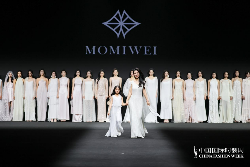 MOMIWEI 2026春夏高定「山与海」系列闪耀中国国际时装周 以时尚赋能女性多元力量223.png