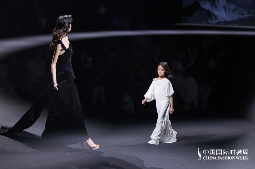 MOMIWEI 2026春夏高定「山与海」系列闪耀中国国际时装周 以时尚赋能女性多元力量646.png