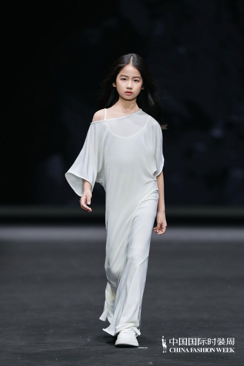 MOMIWEI 2026春夏高定「山与海」系列闪耀中国国际时装周 以时尚赋能女性多元力量648.png