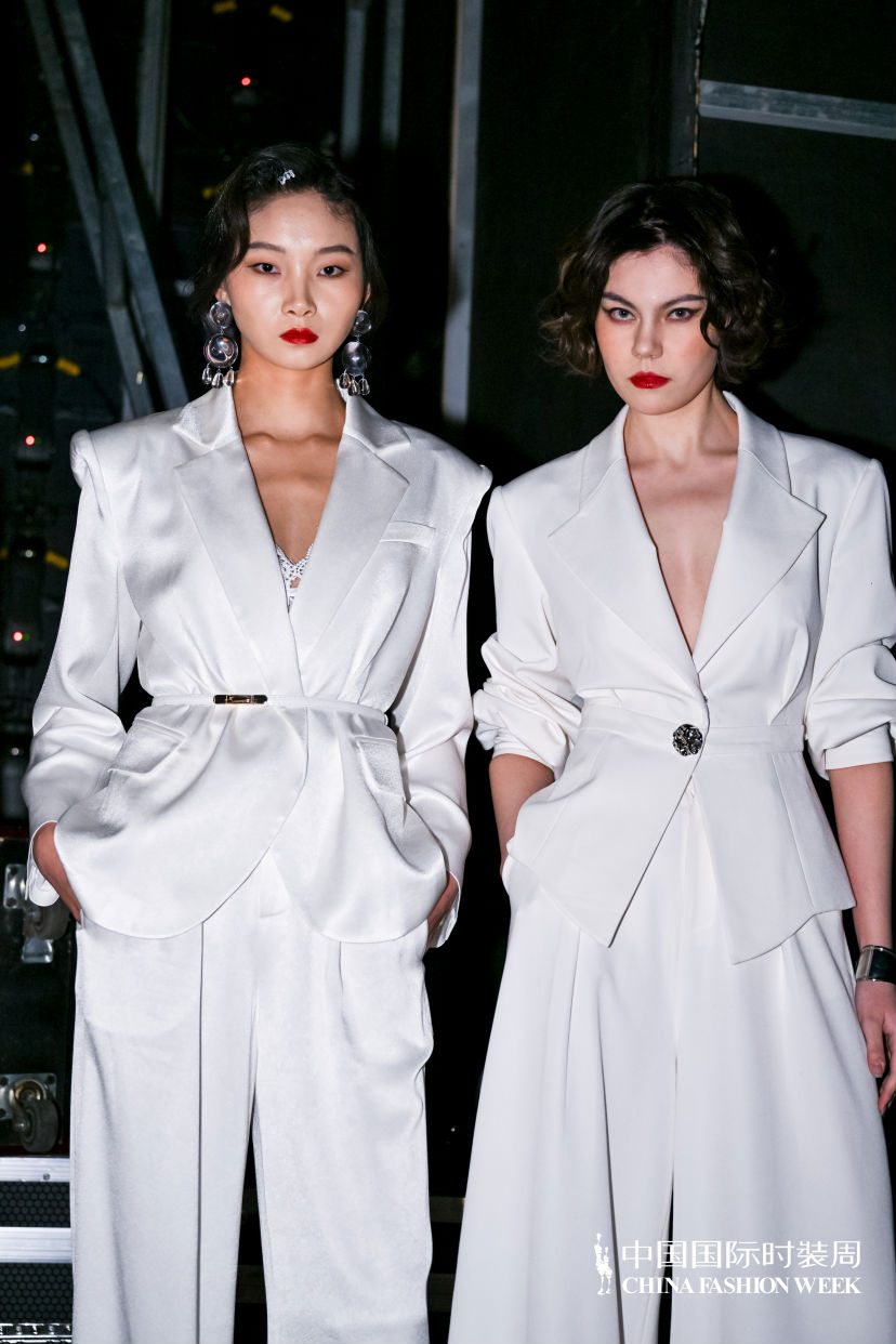 MOMIWEI 2026春夏高定「山与海」系列闪耀中国国际时装周 以时尚赋能女性多元力量872.png
