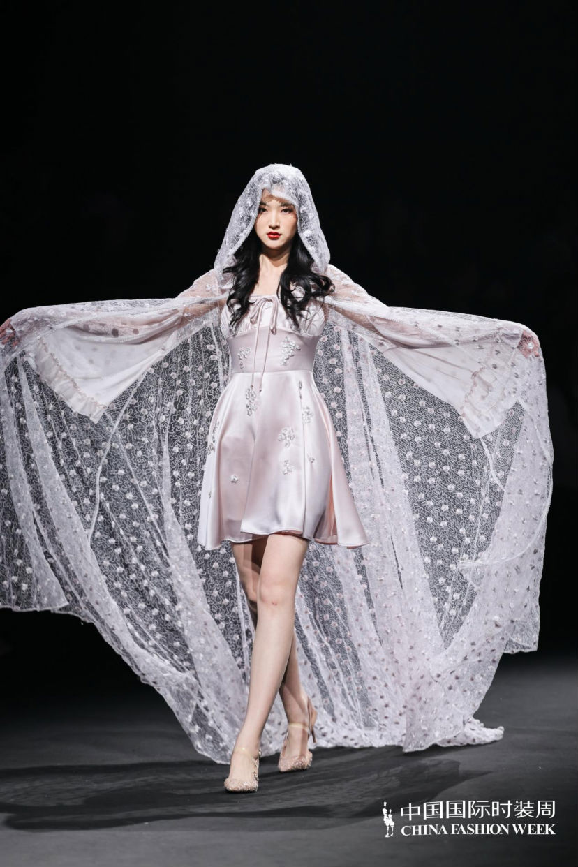 MOMIWEI 2026春夏高定「山与海」系列闪耀中国国际时装周 以时尚赋能女性多元力量873.png