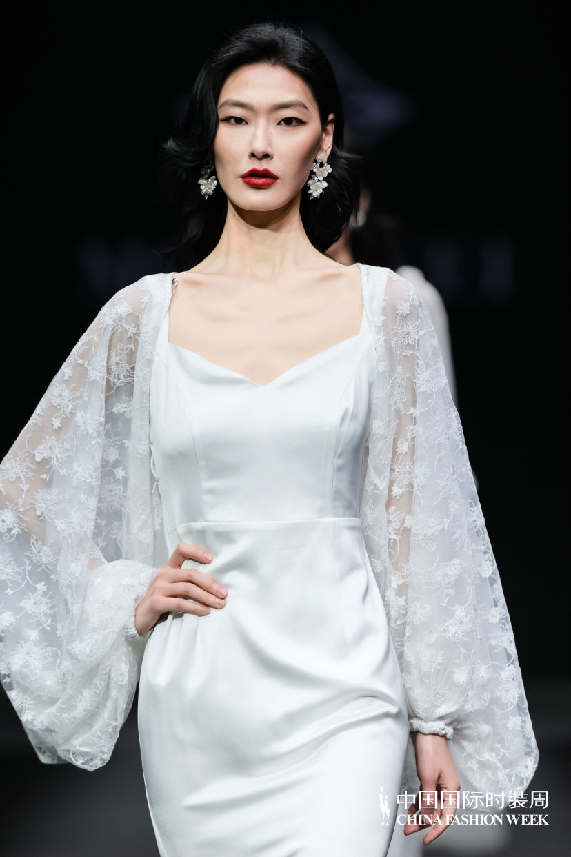 MOMIWEI 2026春夏高定「山与海」系列闪耀中国国际时装周 以时尚赋能女性多元力量874.png