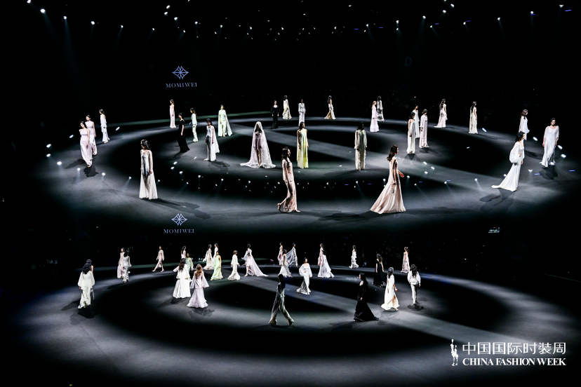 MOMIWEI 2026春夏高定「山与海」系列闪耀中国国际时装周 以时尚赋能女性多元力量999.png