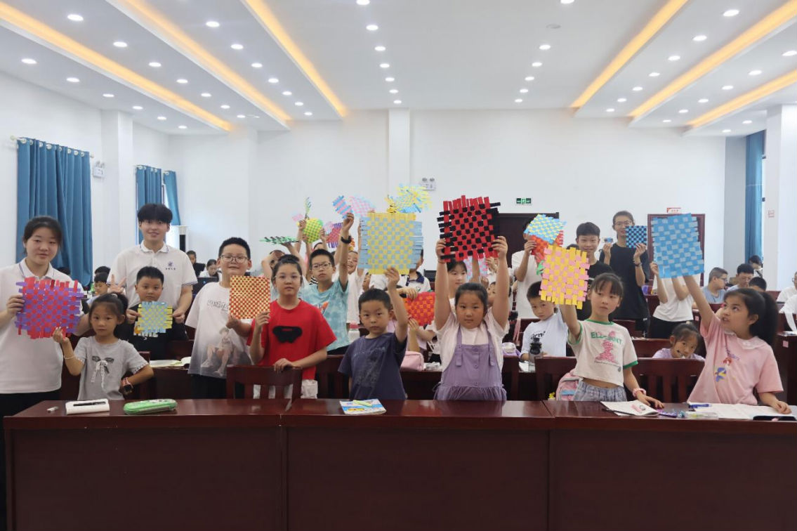 经纬织就千年韵:武纺支教团纺织科普系列课启幕,首讲探寻纺织起源953.png
